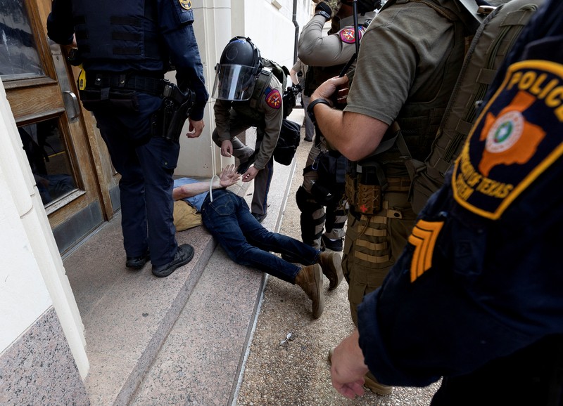 Bentrokan terjadi antara polisi dan mahasiswa di Amerika Serikat (AS) yang menentang serangan Israel di Jalur Gaza. (via REUTERS/Jay Janner/USA Today Network) Bentrokan terjadi antara polisi dan mahasiswa di Amerika Serikat (AS) yang menentang serangan Israel di Jalur Gaza. (via REUTERS/Jay Janner/USA Today Network)