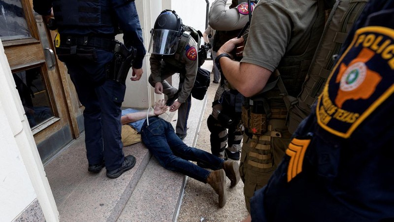 Bentrokan terjadi antara polisi dan mahasiswa di Amerika Serikat (AS) yang menentang serangan Israel di Jalur Gaza. (via REUTERS/Jay Janner/USA Today Network)