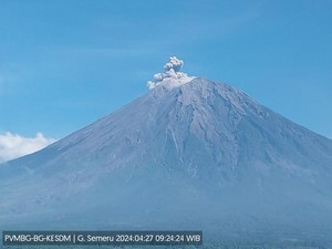 Gunung Semeru Erupsi