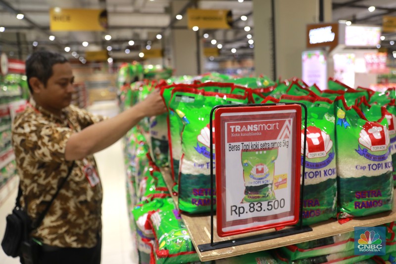 Harga Sembako di Ritel Modern Pengunjung berbelanja kebutuhan bahan pokok di salah satu supermarket di kawasan Kuningan, Jakarta, Jumat, 26/4. Harga bahan pokok pasca Idulfitri 1445 Hijriah atau Lebaran 2024 cenderung tetap. (CNBC Indonesia/Muhamad Sabki)