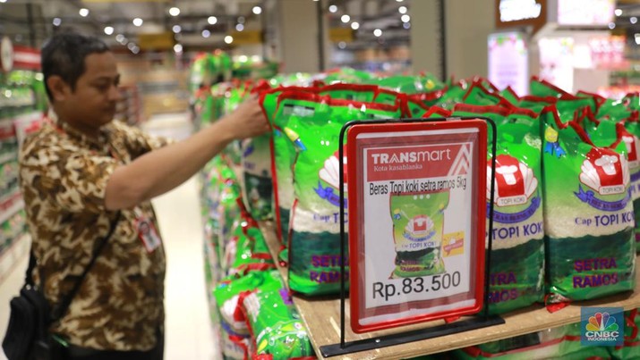 Pengunjung membeli mencari beras premium di di salah satu supermarket di kawasan Kuningan, Jakarta, Jumat, 26/4. Badan Pangan Nasional (Bapanas) mengatakan kebijakan kenaikan Harga Eceran Tertinggi (HET) untuk beras premium kembali diperpanjang hingga 31 Mei 2024.