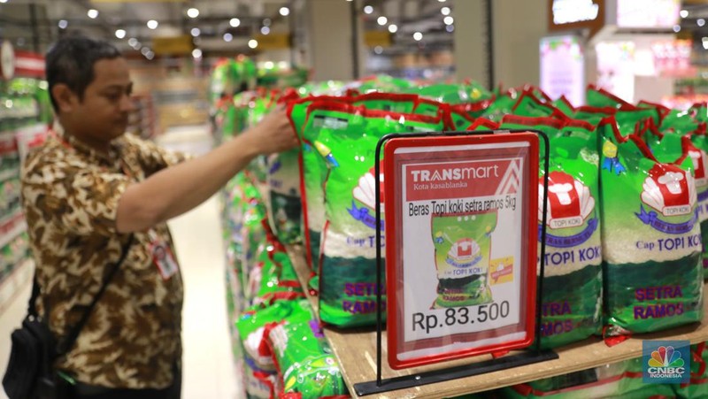 Pengunjung berbelanja kebutuhan bahan pokok di salah satu supermarket di kawasan Kuningan, Jakarta, Jumat, 26/4. Harga bahan pokok pasca Idulfitri 1445 Hijriah atau Lebaran 2024 cenderung tetap. (CNBC Indonesia/Muhamad Sabki)