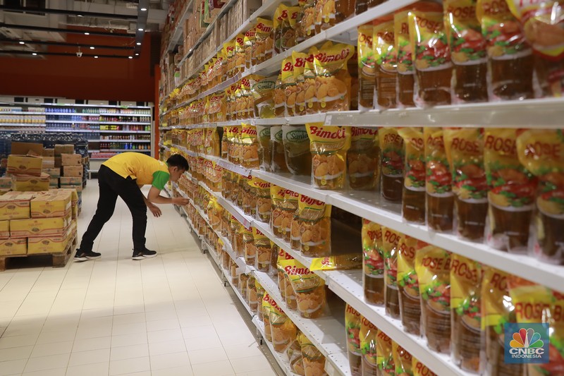 Pengunjung berbelanja kebutuhan bahan pokok di salah satu supermarket di kawasan Kuningan, Jakarta, Jumat, 26/4. Harga bahan pokok pasca Idulfitri 1445 Hijriah atau Lebaran 2024 cenderung tetap. (CNBC Indonesia/Muhamad Sabki)