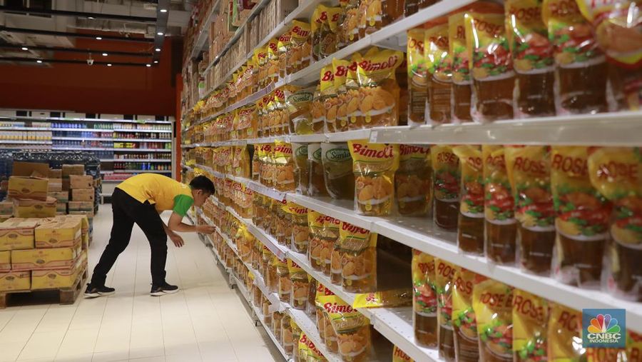 Pekerja menata minyak di salah satu supermarket di kawasan Kuningan, Jakarta, Jumat, 26/4. Harga minyak goreng diprediksi bakal terus beranjak naik melampaui harga eceran tertinggi (HET) yang ditetapkan pemerintah, yaitu Rp14.000 per liter untuk jenis dalam kemasan dan minyak curah Rp15.500 per kg.