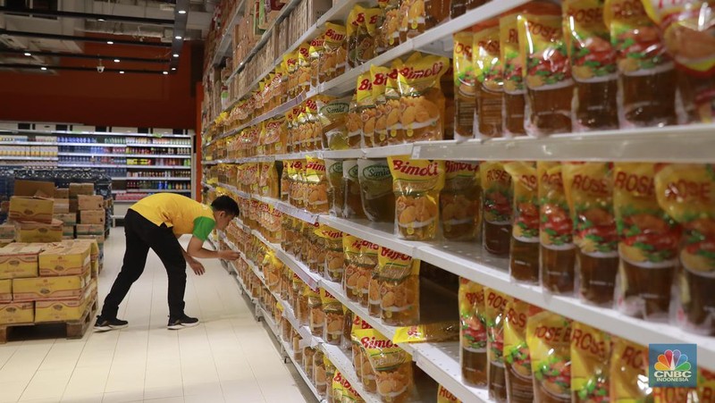 Pengunjung berbelanja kebutuhan bahan pokok di salah satu supermarket di kawasan Kuningan, Jakarta, Jumat, 26/4. Harga bahan pokok pasca Idulfitri 1445 Hijriah atau Lebaran 2024 cenderung tetap. (CNBC Indonesia/Muhamad Sabki)