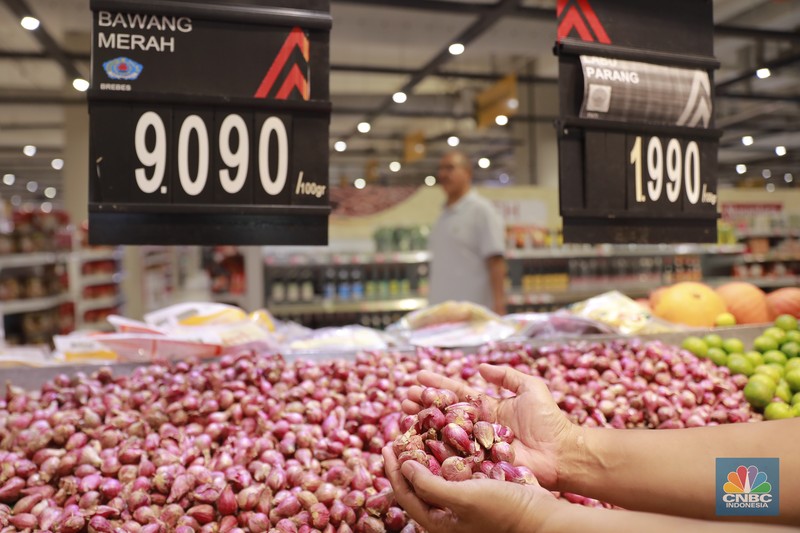 Harga Sembako di Ritel Modern Pengunjung berbelanja kebutuhan bahan pokok di salah satu supermarket di kawasan Kuningan, Jakarta, Jumat, 26/4. Harga bahan pokok pasca Idulfitri 1445 Hijriah atau Lebaran 2024 cenderung tetap. (CNBC Indonesia/Muhamad Sabki)