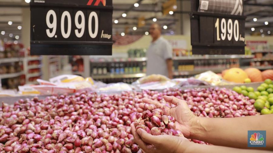 Pengunjung berbelanja kebutuhan bahan pokok di salah satu supermarket di kawasan Kuningan, Jakarta, Jumat, 26/4. Harga bahan pokok pasca Idulfitri 1445 Hijriah atau Lebaran 2024 cenderung tetap. (CNBC Indonesia/Muhamad Sabki)