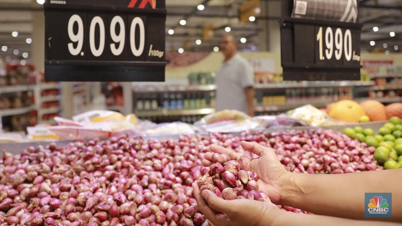 Pengunjung berbelanja kebutuhan bahan pokok di salah satu supermarket di kawasan Kuningan, Jakarta, Jumat, 26/4. Harga bahan pokok pasca Idulfitri 1445 Hijriah atau Lebaran 2024 cenderung tetap. (CNBC Indonesia/Muhamad Sabki)