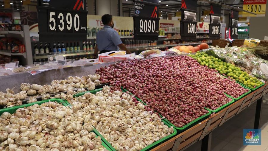 Pengunjung mencari kebutuhan bahan pokok di salah satu supermarket di kawasan Kuningan, Jakarta, Jumat, 26/4. Harga bawang merah naik mencapai Rp 90.000 per kilogram (kg) di ritel modern.
