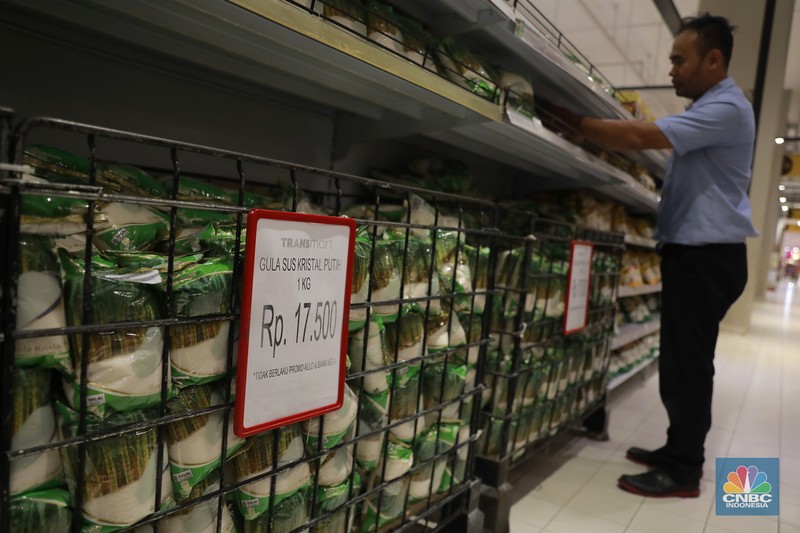 Harga Sembako di Ritel Modern Pengunjung berbelanja kebutuhan bahan pokok di salah satu supermarket di kawasan Kuningan, Jakarta, Jumat, 26/4. Harga bahan pokok pasca Idulfitri 1445 Hijriah atau Lebaran 2024 cenderung tetap. (CNBC Indonesia/Muhamad Sabki)
