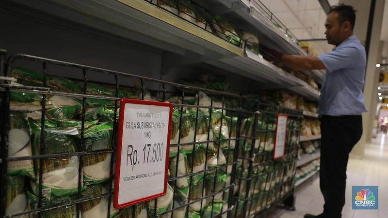Pengunjung berbelanja kebutuhan bahan pokok di salah satu supermarket di kawasan Kuningan, Jakarta, Jumat, 26/4. Harga bahan pokok pasca Idulfitri 1445 Hijriah atau Lebaran 2024 cenderung tetap. (CNBC Indonesia/Muhamad Sabki)