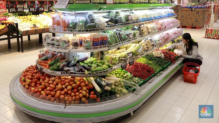 Pengunjung berbelanja kebutuhan bahan pokok di salah satu supermarket di kawasan Kuningan, Jakarta, Jumat, 26/4. Harga bahan pokok pasca Idulfitri 1445 Hijriah atau Lebaran 2024 cenderung tetap. Kendati demikian pasokan barangnya belum banyak.
