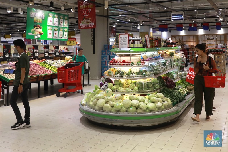 Harga Sembako di Ritel Modern Pengunjung berbelanja kebutuhan bahan pokok di salah satu supermarket di kawasan Kuningan, Jakarta, Jumat, 26/4. Harga bahan pokok pasca Idulfitri 1445 Hijriah atau Lebaran 2024 cenderung tetap. (CNBC Indonesia/Muhamad Sabki)