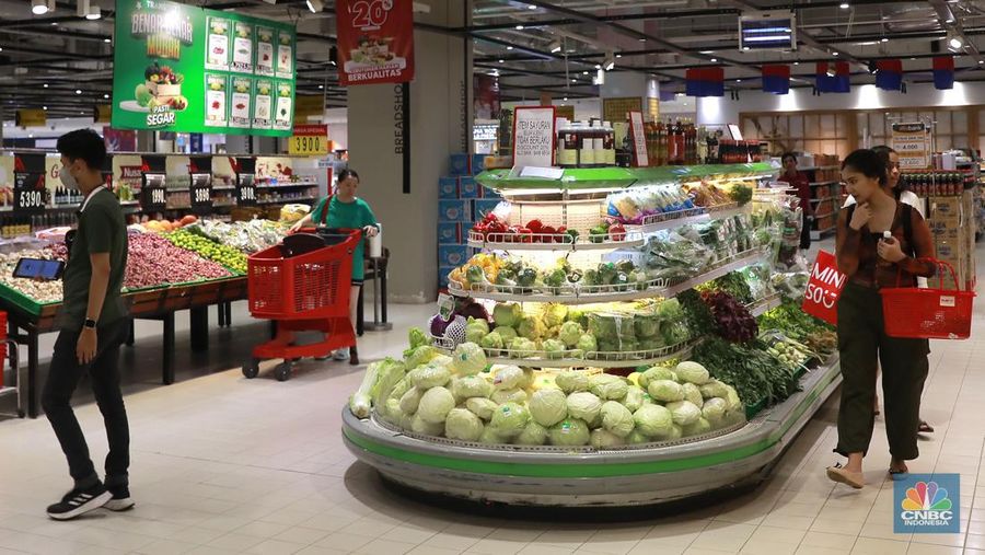 Pengunjung berbelanja kebutuhan bahan pokok di salah satu supermarket di kawasan Kuningan, Jakarta, Jumat, 26/4. Harga bahan pokok pasca Idulfitri 1445 Hijriah atau Lebaran 2024 cenderung tetap. (CNBC Indonesia/Muhamad Sabki)