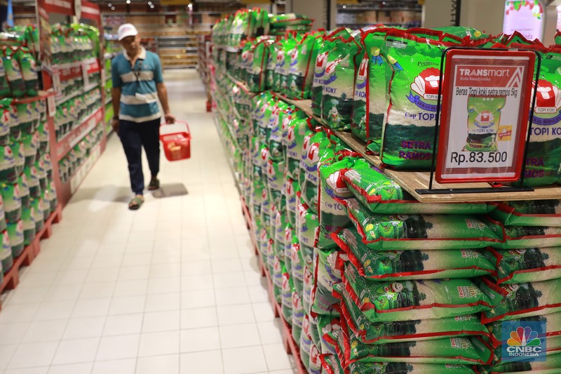 Harga Sembako di Ritel Modern Pengunjung berbelanja kebutuhan bahan pokok di salah satu supermarket di kawasan Kuningan, Jakarta, Jumat, 26/4. Harga bahan pokok pasca Idulfitri 1445 Hijriah atau Lebaran 2024 cenderung tetap. (CNBC Indonesia/Muhamad Sabki)