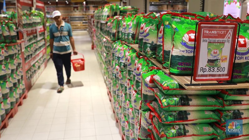 Pengunjung berbelanja kebutuhan bahan pokok di salah satu supermarket di kawasan Kuningan, Jakarta, Jumat, 26/4. Harga bahan pokok pasca Idulfitri 1445 Hijriah atau Lebaran 2024 cenderung tetap. (CNBC Indonesia/Muhamad Sabki)