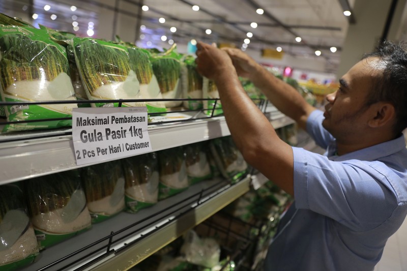 Harga Sembako di Ritel Modern Pengunjung berbelanja kebutuhan bahan pokok di salah satu supermarket di kawasan Kuningan, Jakarta, Jumat, 26/4. Harga bahan pokok pasca Idulfitri 1445 Hijriah atau Lebaran 2024 cenderung tetap. (CNBC Indonesia/Muhamad Sabki)