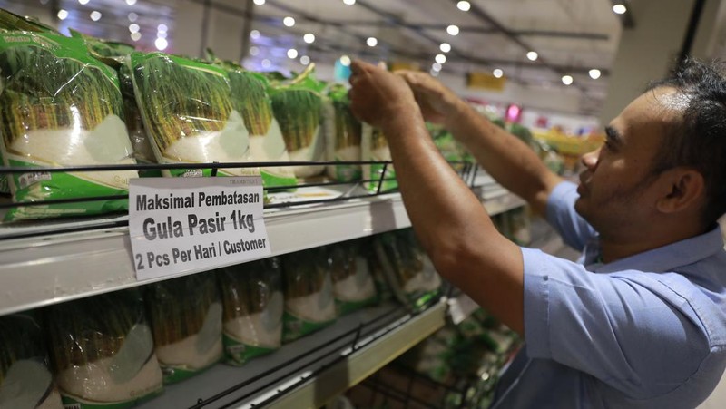 Pengunjung berbelanja kebutuhan bahan pokok di salah satu supermarket di kawasan Kuningan, Jakarta, Jumat, 26/4. Harga bahan pokok pasca Idulfitri 1445 Hijriah atau Lebaran 2024 cenderung tetap. (CNBC Indonesia/Muhamad Sabki)