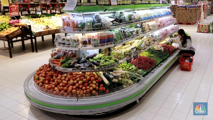 Pengunjung berbelanja kebutuhan bahan pokok di salah satu supermarket di kawasan Kuningan, Jakarta, Jumat, 26/4. Harga bahan pokok pasca Idulfitri 1445 Hijriah atau Lebaran 2024 cenderung tetap. Kendati demikian pasokan barangnya belum banyak.(CNBC indonesia Muhamad Sabki)