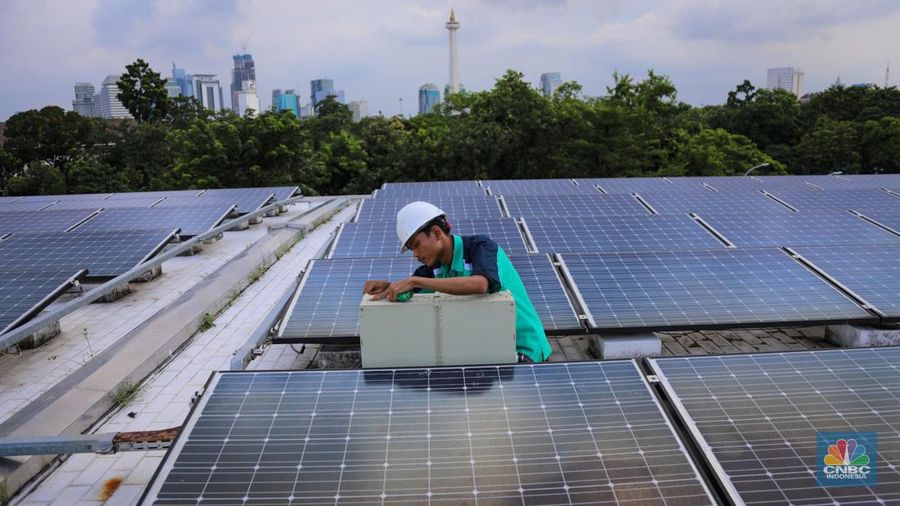 Pekerja memeriksa instalasi panel listrik tenaga surya (solar panel) pada atap Masjid Istiqlal di Jakarta, Jumat (26/4/2024). (CNBC Indonesia/Faisal Rahman)
