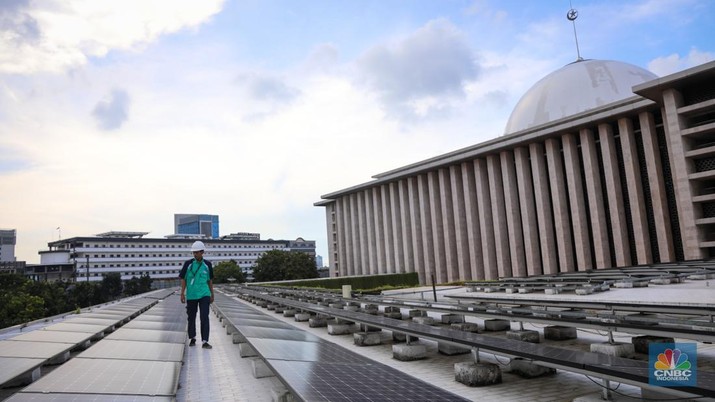 Pekerja memeriksa instalasi panel listrik tenaga surya (solar panel) pada atap Masjid Istiqlal di Jakarta, Jumat (26/4/2024). (CNBC Indonesia/Faisal Rahman)