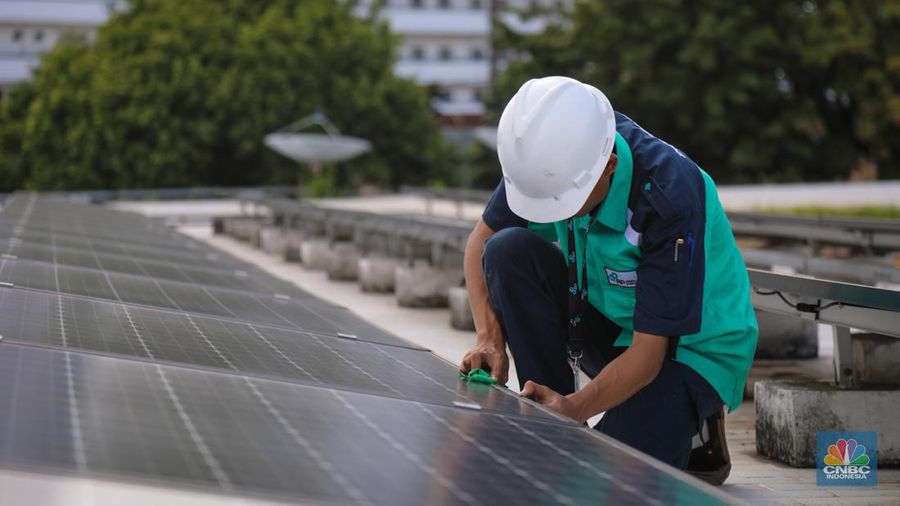 Pekerja memeriksa instalasi panel listrik tenaga surya (solar panel) pada atap Masjid Istiqlal di Jakarta, Jumat (26/4/2024). (CNBC Indonesia/Faisal Rahman)