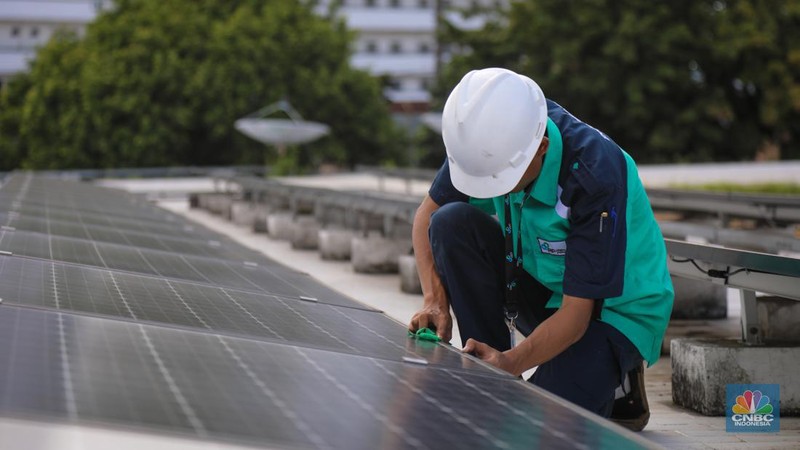 Pekerja memeriksa instalasi panel listrik tenaga surya (solar panel) pada atap Masjid Istiqlal di Jakarta, Jumat (26/4/2024). (CNBC Indonesia/Faisal Rahman)