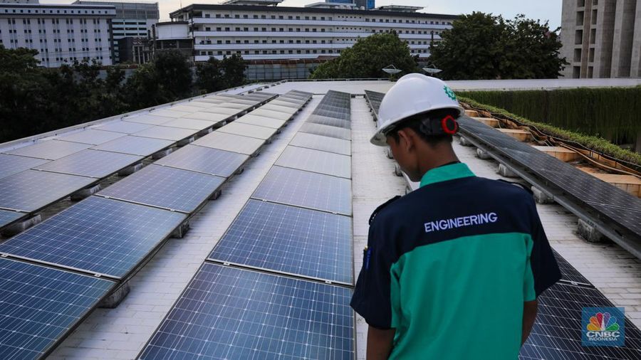 Pekerja memeriksa instalasi panel listrik tenaga surya (solar panel) pada atap Masjid Istiqlal di Jakarta, Jumat (26/4/2024). (CNBC Indonesia/Faisal Rahman)