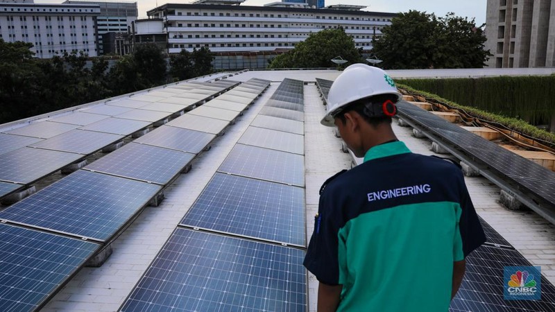 Pekerja memeriksa instalasi panel listrik tenaga surya (solar panel) pada atap Masjid Istiqlal di Jakarta, Jumat (26/4/2024). (CNBC Indonesia/Faisal Rahman)