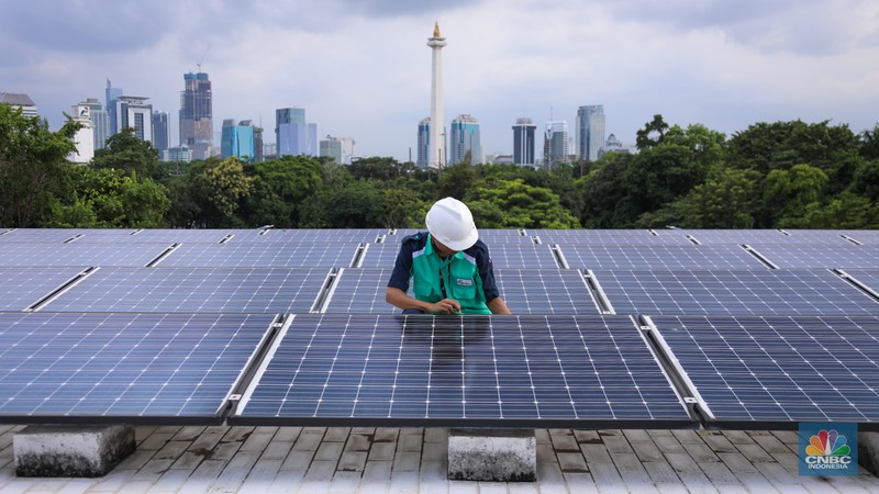 Pekerja memeriksa instalasi panel listrik tenaga surya (solar panel) pada atap Masjid Istiqlal di Jakarta, Jumat (26/4/2024). (CNBC Indonesia/Faisal Rahman)