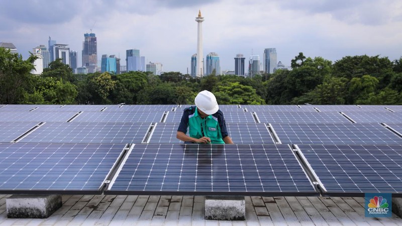 Pekerja memeriksa instalasi panel listrik tenaga surya (solar panel) pada atap Masjid Istiqlal di Jakarta, Jumat (26/4/2024). (CNBC Indonesia/Faisal Rahman)