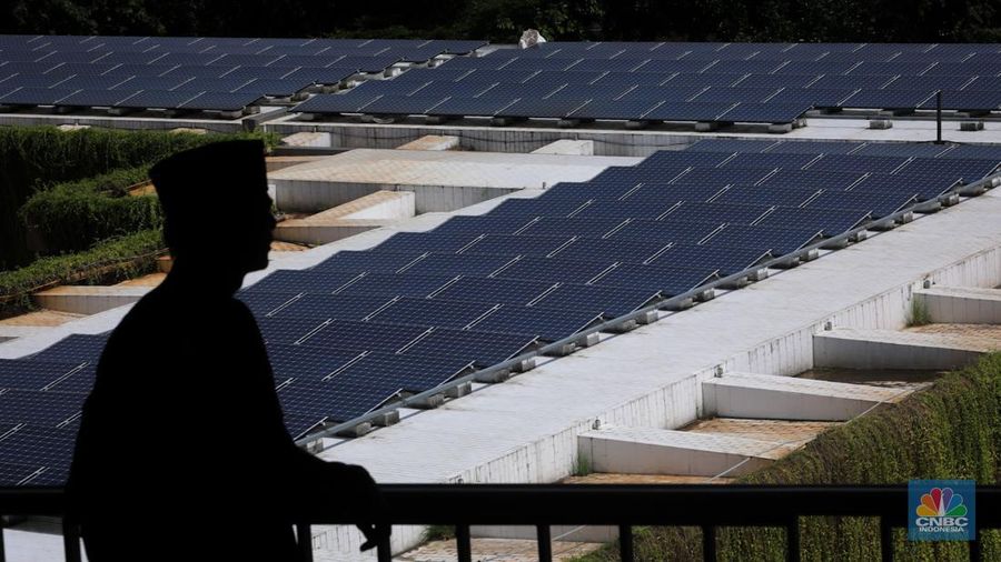 Pekerja memeriksa instalasi panel listrik tenaga surya (solar panel) pada atap Masjid Istiqlal di Jakarta, Jumat (26/4/2024). (CNBC Indonesia/Faisal Rahman)
