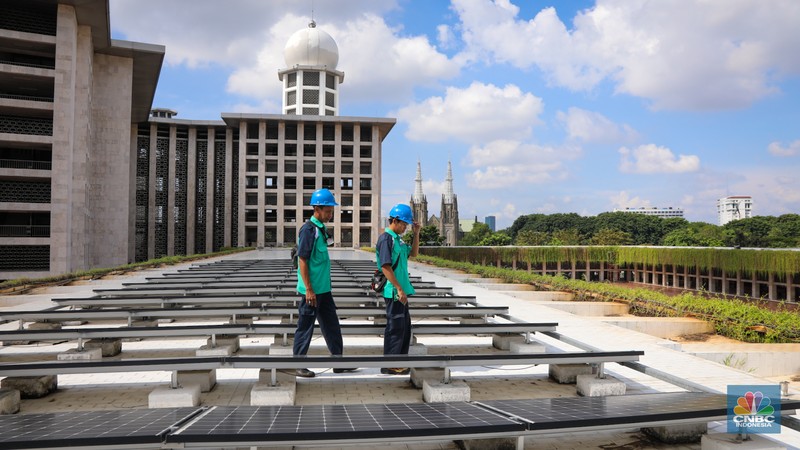 Pekerja memeriksa instalasi panel listrik tenaga surya (solar panel) pada atap Masjid Istiqlal di Jakarta, Jumat (26/4/2024). (CNBC Indonesia/Faisal Rahman)