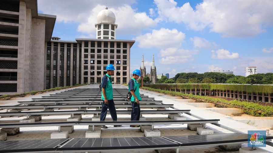 Pekerja memeriksa instalasi panel listrik tenaga surya (solar panel) pada atap Masjid Istiqlal di Jakarta, Jumat (26/4/2024). (CNBC Indonesia/Faisal Rahman)