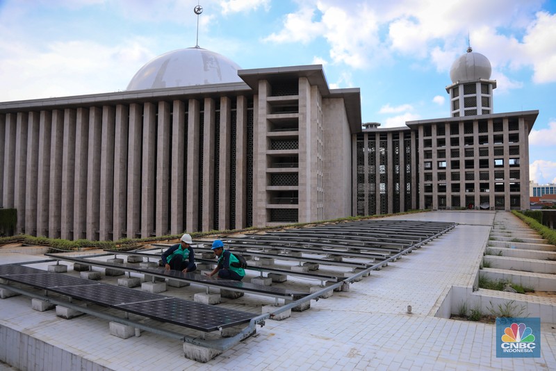 Pekerja memeriksa instalasi panel listrik tenaga surya (solar panel) pada atap Masjid Istiqlal di Jakarta, Jumat (26/4/2024). (CNBC Indonesia/Faisal Rahman)