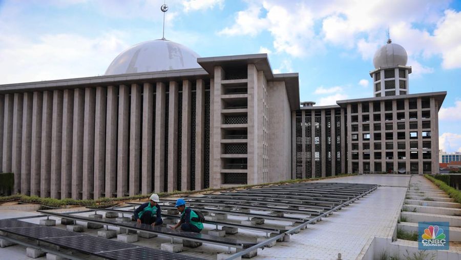 Pekerja memeriksa instalasi panel listrik tenaga surya (solar panel) pada atap Masjid Istiqlal di Jakarta, Jumat (26/4/2024). (CNBC Indonesia/Faisal Rahman)