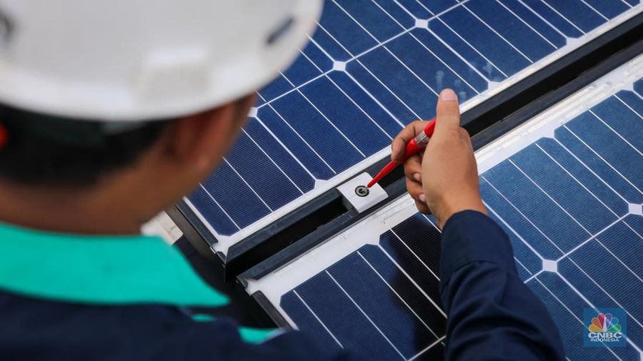 Pekerja memeriksa instalasi panel listrik tenaga surya (solar panel) pada atap Masjid Istiqlal di Jakarta, Jumat (26/4/2024). (CNBC Indonesia/Faisal Rahman)