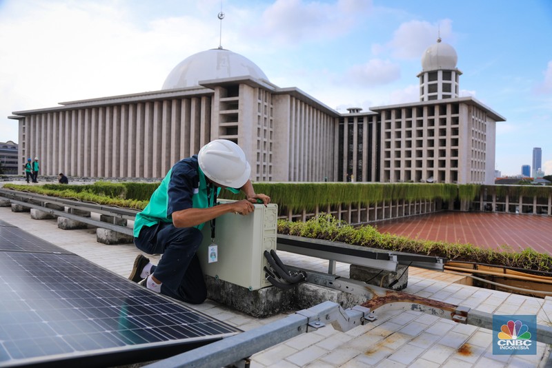 Pekerja memeriksa instalasi panel listrik tenaga surya (solar panel) pada atap Masjid Istiqlal di Jakarta, Jumat (26/4/2024). (CNBC Indonesia/Faisal Rahman)