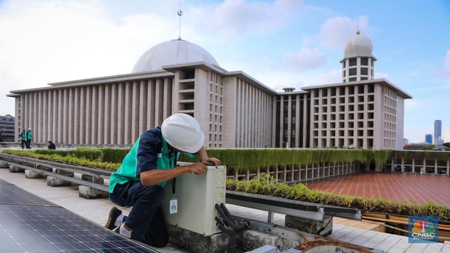 Pekerja memeriksa instalasi panel listrik tenaga surya (solar panel) pada atap Masjid Istiqlal di Jakarta, Jumat (26/4/2024). (CNBC Indonesia/Faisal Rahman)