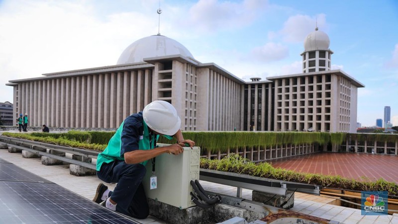 Pekerja memeriksa instalasi panel listrik tenaga surya (solar panel) pada atap Masjid Istiqlal di Jakarta, Jumat (26/4/2024). (CNBC Indonesia/Faisal Rahman)