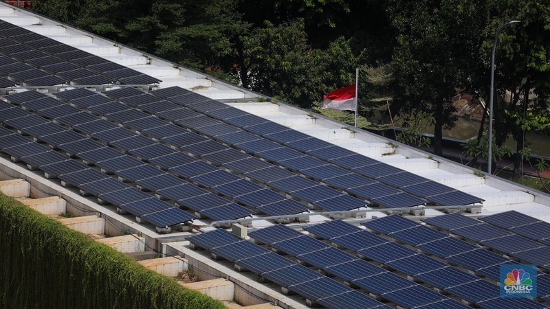Pekerja memeriksa instalasi panel listrik tenaga surya (solar panel) pada atap Masjid Istiqlal di Jakarta, Jumat (26/4/2024). (CNBC Indonesia/Faisal Rahman)