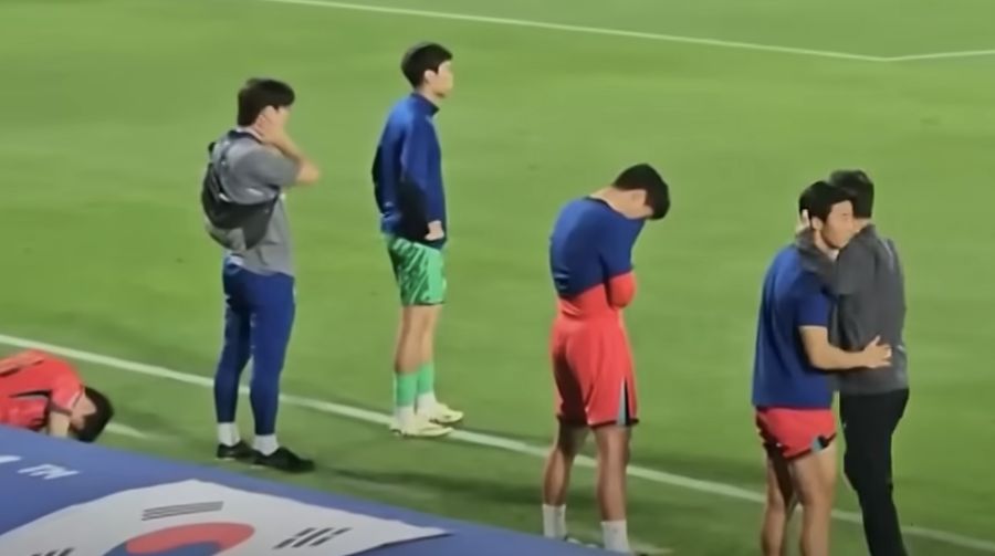 Pelatih Timnas Indonesia U-23, Shin Tae yong (STY), menunjukkan rasa empati, profesional dan jiwa sportif dengan memberikan semangat kepada Timnas Korea Selatan (Korsel) usai Timnas Indonesia Garuda Muda menang adu penalti di perempat final Piala Asia U-23. (Tangkapan layar Youtube)