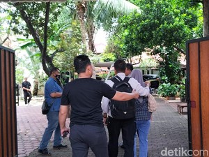 Didampingi Polisi, Keluarga Datangi Lokasi Brigadir RA Bunuh Diri-Cek CCTV