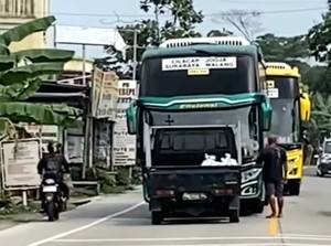 Viral Aksi Sopir Pikap Pukul Mundur 2 Bus Lawan Arah di Kebumen