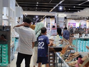 Murah Meriah, Pengunjung Serbu Area Sepatu-Sandal di Transmart Cempaka Putih