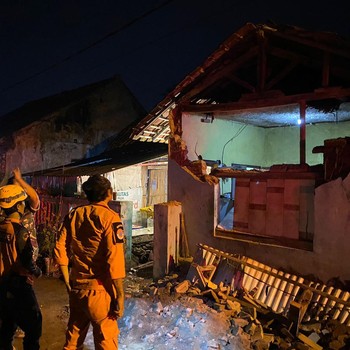 Potret Rumah & Bangunan Hancur Imbas Gempa M 6,2 di Garut