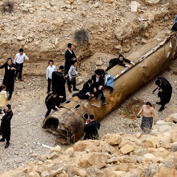 Potret Bangkai Rudal Iran yang Jadi Tontonan Warga Yahudi Israel