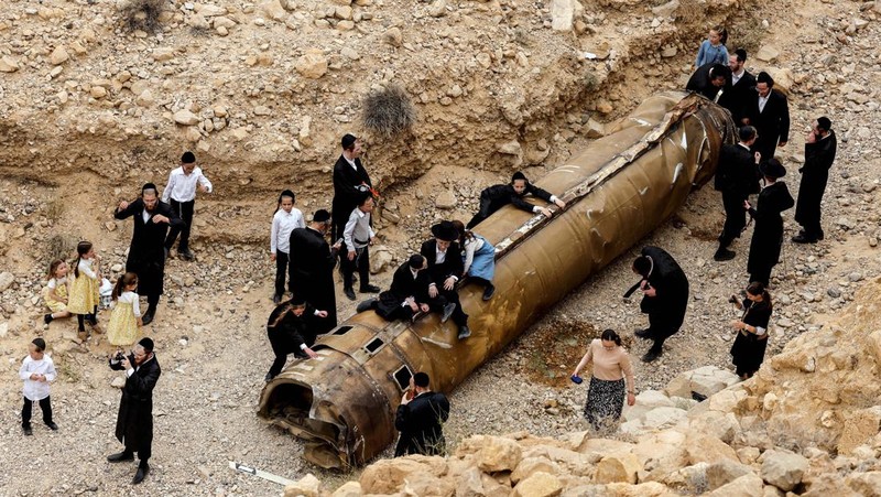 Lebih dari 300 drone dan rudal Iran diluncurkan ke Israel pada 13 April 2024 lalu sebagai balasan atas pengeboman di Suriah. Namun, Israel mengklaim berhasil menembak jatuh 99 persen di antara senjata tersebut. (REUTERS/Amir Cohen)