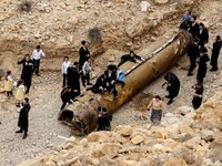 Potret Bangkai Rudal Iran yang Jadi Tontonan Warga Yahudi Israel