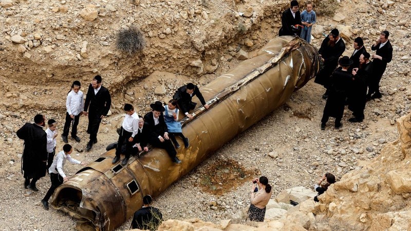 Lebih dari 300 drone dan rudal Iran diluncurkan ke Israel pada 13 April 2024 lalu sebagai balasan atas pengeboman di Suriah. Namun, Israel mengklaim berhasil menembak jatuh 99 persen di antara senjata tersebut. (REUTERS/Amir Cohen)